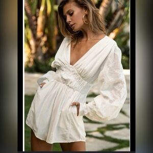 YLLW the Label White Alora Deep V Neckline Embroidered Playsuit Romper NEW Sz M